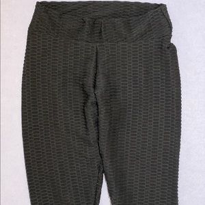 Women’s textured leggings.